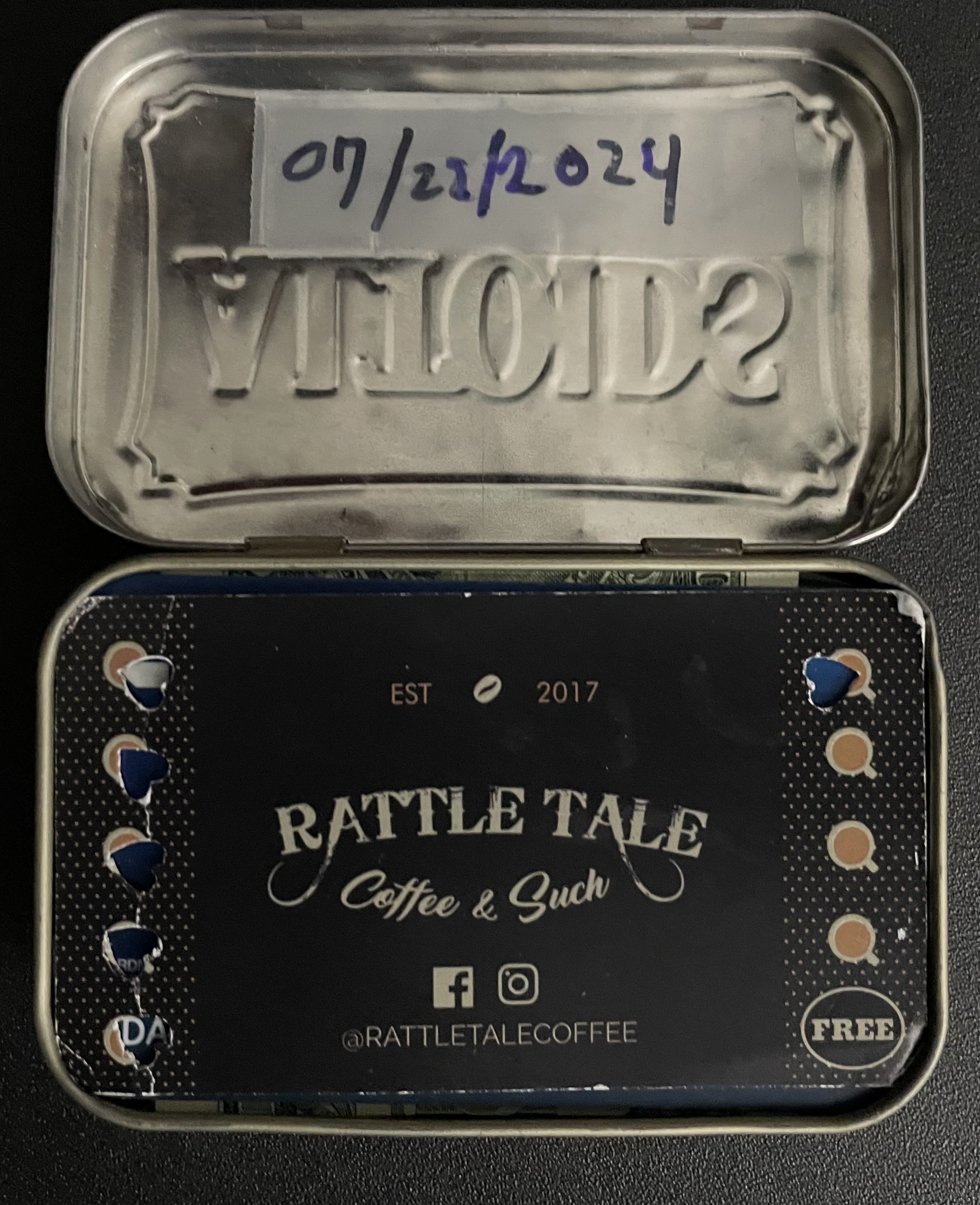 Altoids tin wallet open with cards and cash inside /posts/altoids-tin-wallet/altoids_wallet_open.jpg