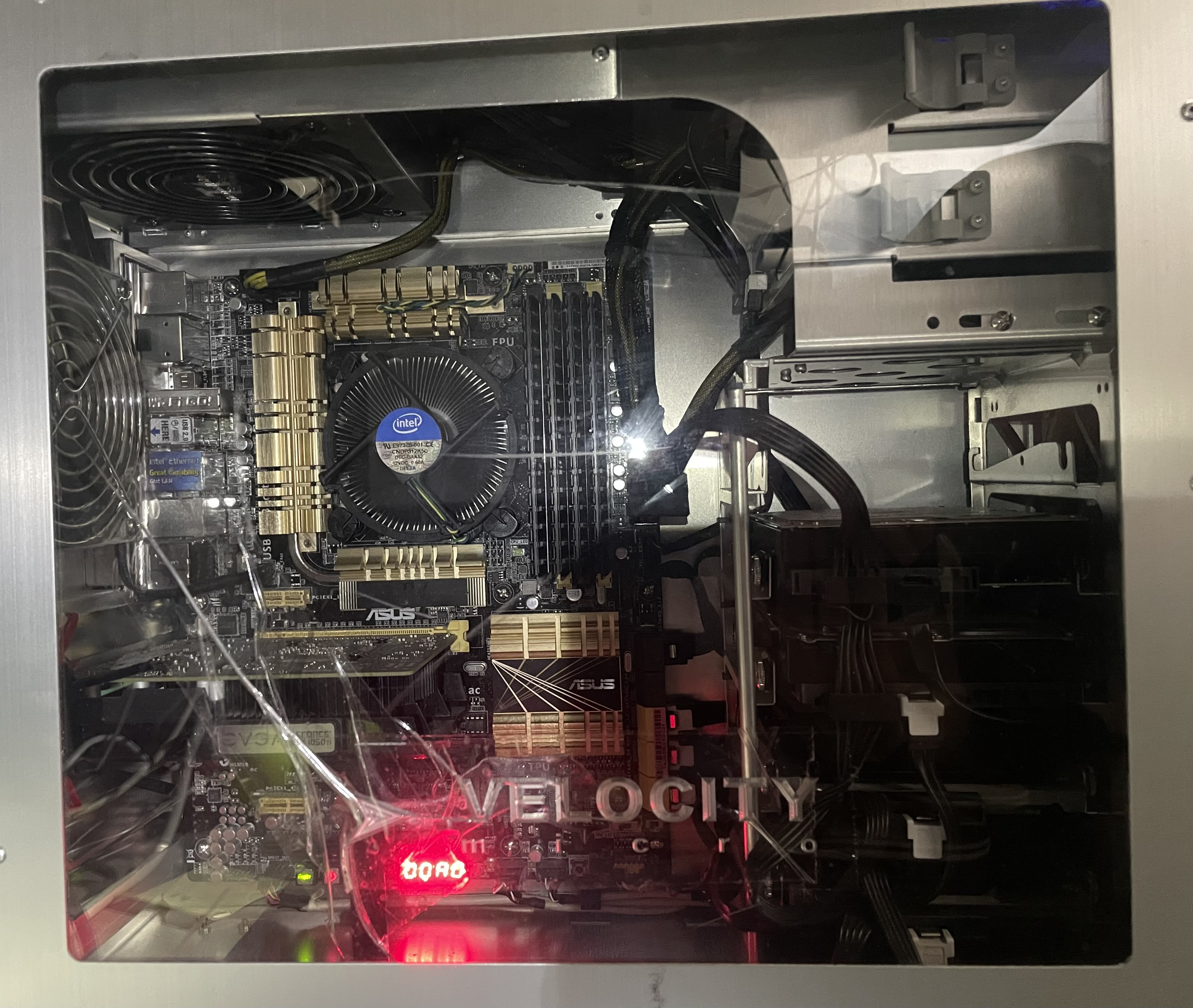 /posts/velocitymicro-z87-deluxe-pc/CrackedAcrylic.jpg